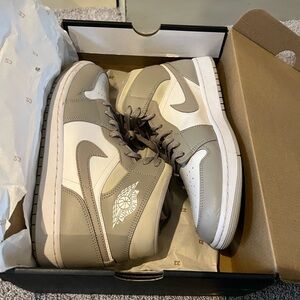 Jordan Air 1 Mid in Gray and White